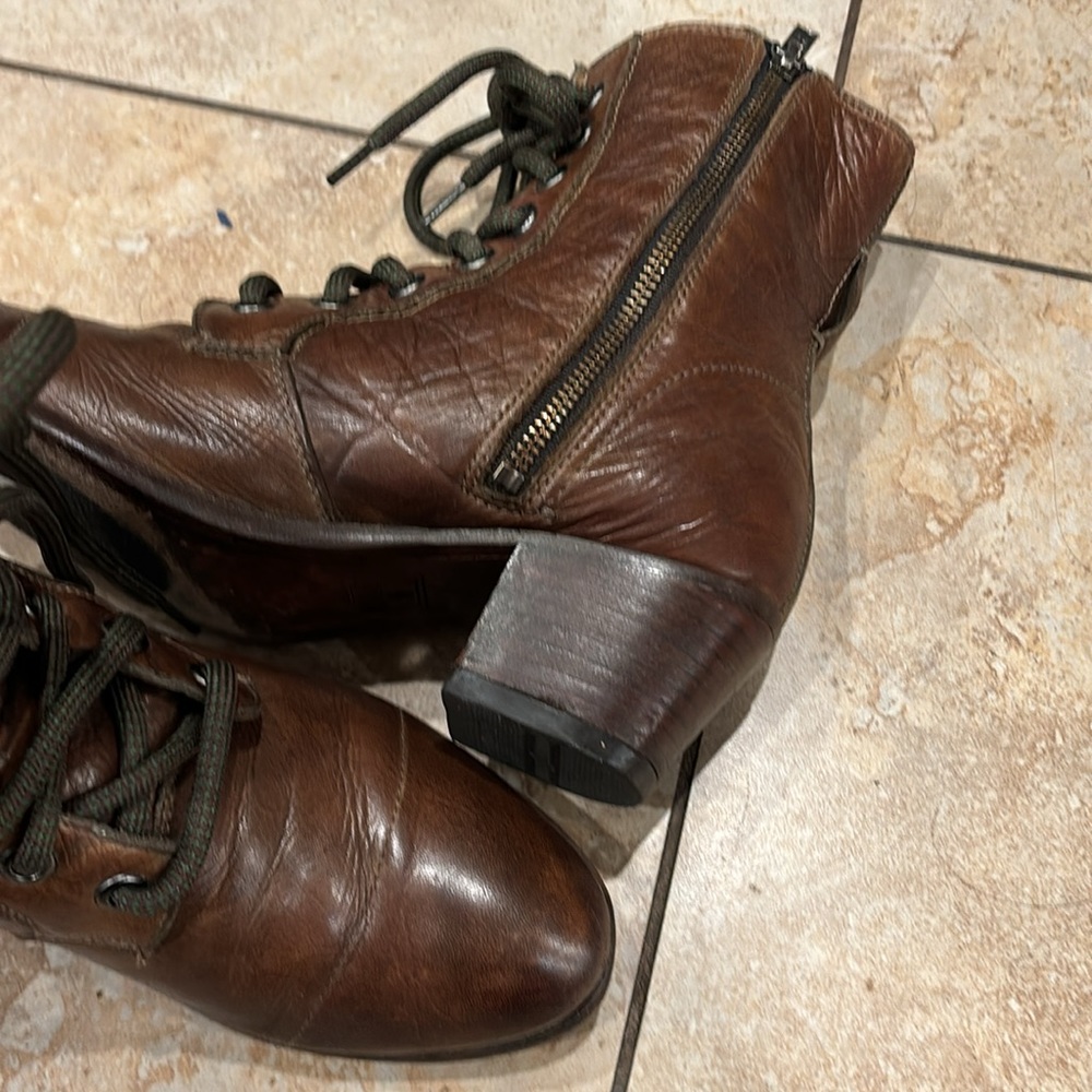 FRYE Zipper Up Soft Leather Bootie 2 inches Heels size 9 - Picture 14 of 14